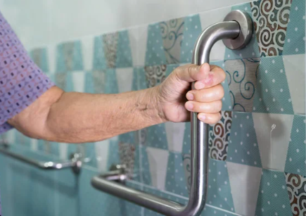 Garantir la sécurité des aînés à domicile : Un guide pratique